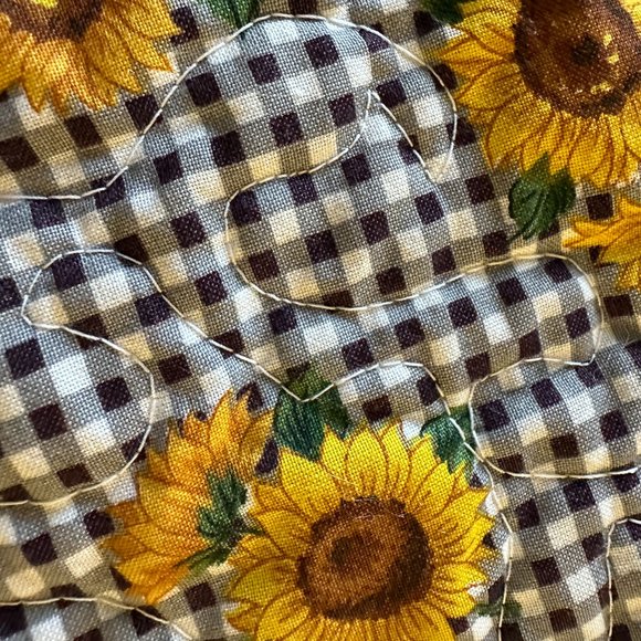 Vintage Sunflower Print Table Runner Handmade Machine Quilted 43.5 x17.5 inches - Picture 6 of 6